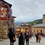 Decenas de visitantes pasean por la localidad berciana