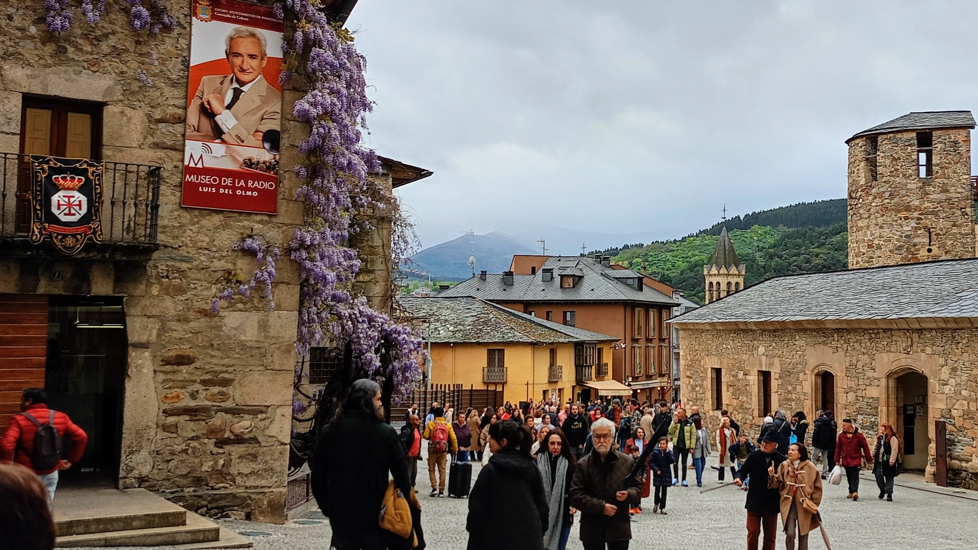 Decenas de visitantes pasean por la localidad berciana