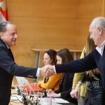 El presidente del Consejo de Cuentas, Mario Amilivia, saluda a los grupos parlamentarios