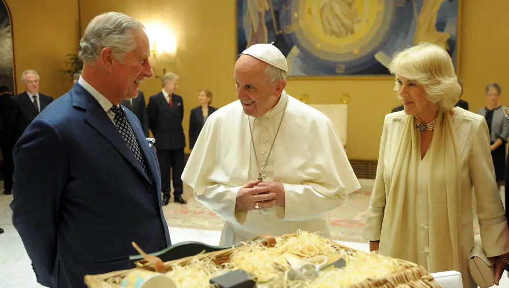Los reyes Carlos III y Camilla, junto al Santo Pontífice