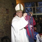 Fotografía sin fecha cedida por el Club argentino de fútbol San Lorenzo de Almagro hoy, jueves 14 de marzo de 2013, de Jorge Mario Bergoglio, quien fuera electo este miércoles como nuevo Papa de la Iglesia Católica en la capilla Sixtina del Vaticano, sosteniendo durante una misa la camiseta del equipo, del cual es socio y aficionado, en Buenos Aires, Argentina. 