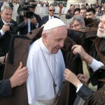 El Papa Francisco recibe una capa alistana