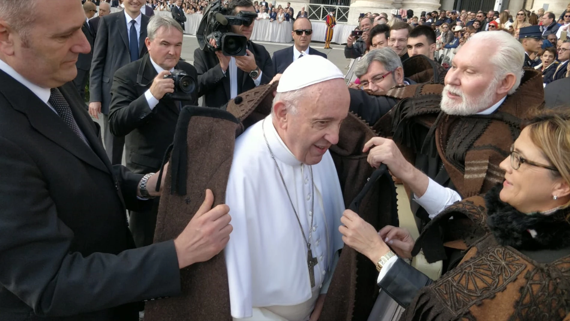 El Papa Francisco recibe una capa alistana