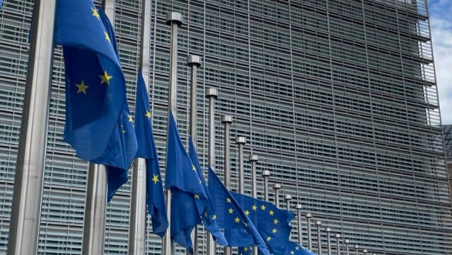 Banderas a media asta por la muerte del Papa en la Comisión Europea