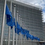 Banderas a media asta por la muerte del Papa en la Comisión Europea