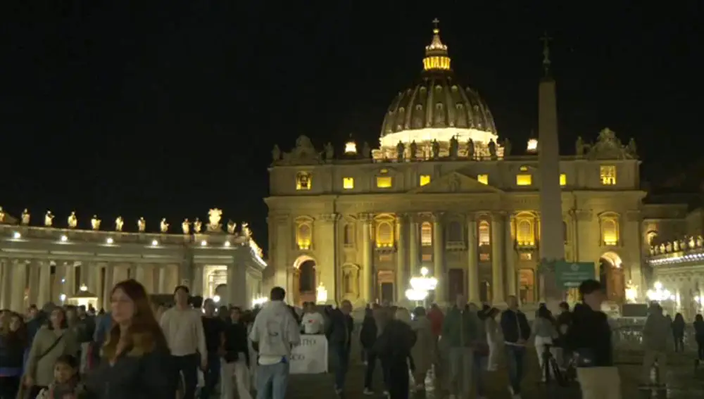 Muere el papa Francisco, vídeo de las reacciones desde la Plaza de San Pedro en el Vaticano