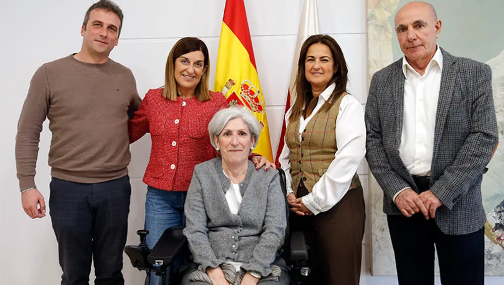 Autoridades durante la presentación de las ayudas a los afectados de ELA.