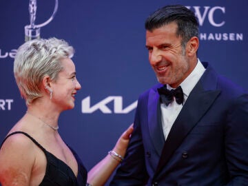 MADRID, 21/04/2025.- El futbolista portugu&eacute;s Luis Figo y la esgrimista italiana Beatrice Vio a su llegada a la ceremonia de entrega de los Premios Laureus, este lunes en el Palacio Cibeles de Madrid. EFE/ Daniel Gonz&aacute;lez 