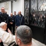 Hace tres días durante 30 minutos el papa Francisco visitó a los presos de la carcel "Casa Circondariale di regina Coeli)