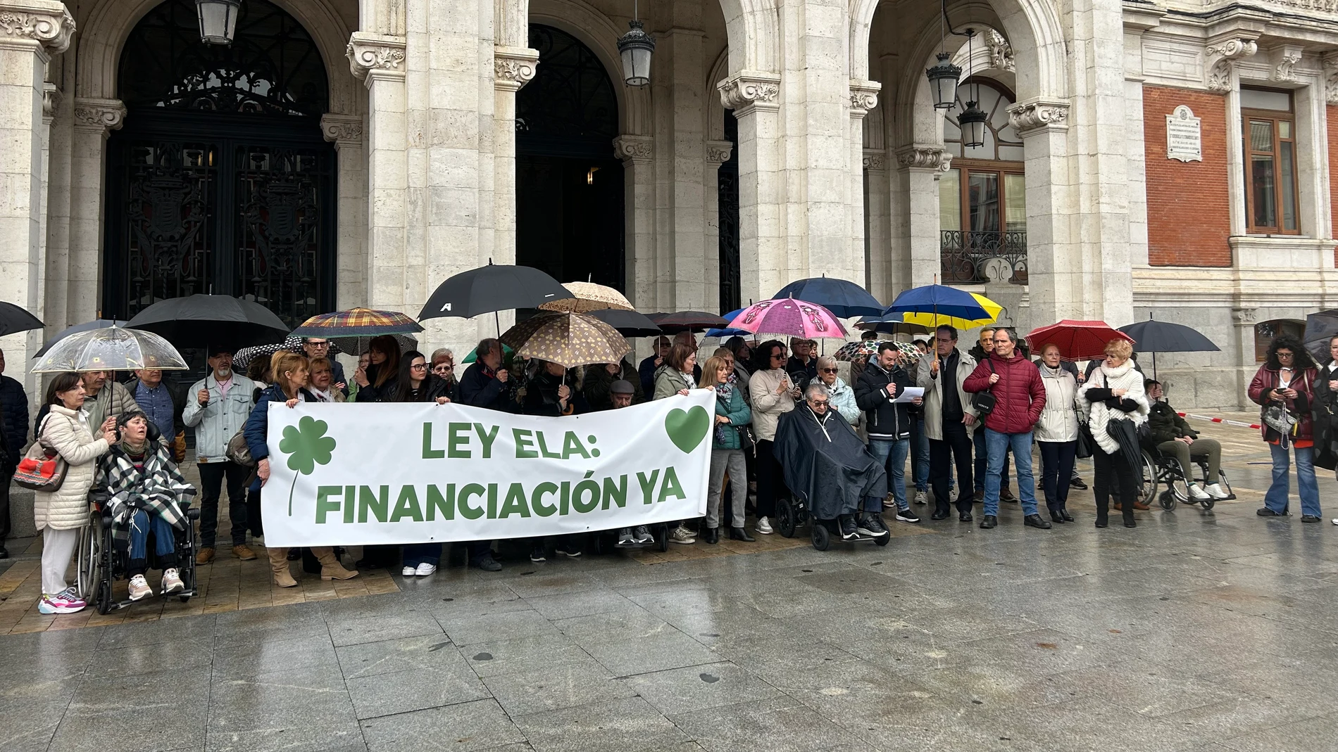 Enfermos de ELA y familiares se concentran en la Plaza Mayor de Valladolid este 21 de abril.EUROPA PRESS21/04/2025