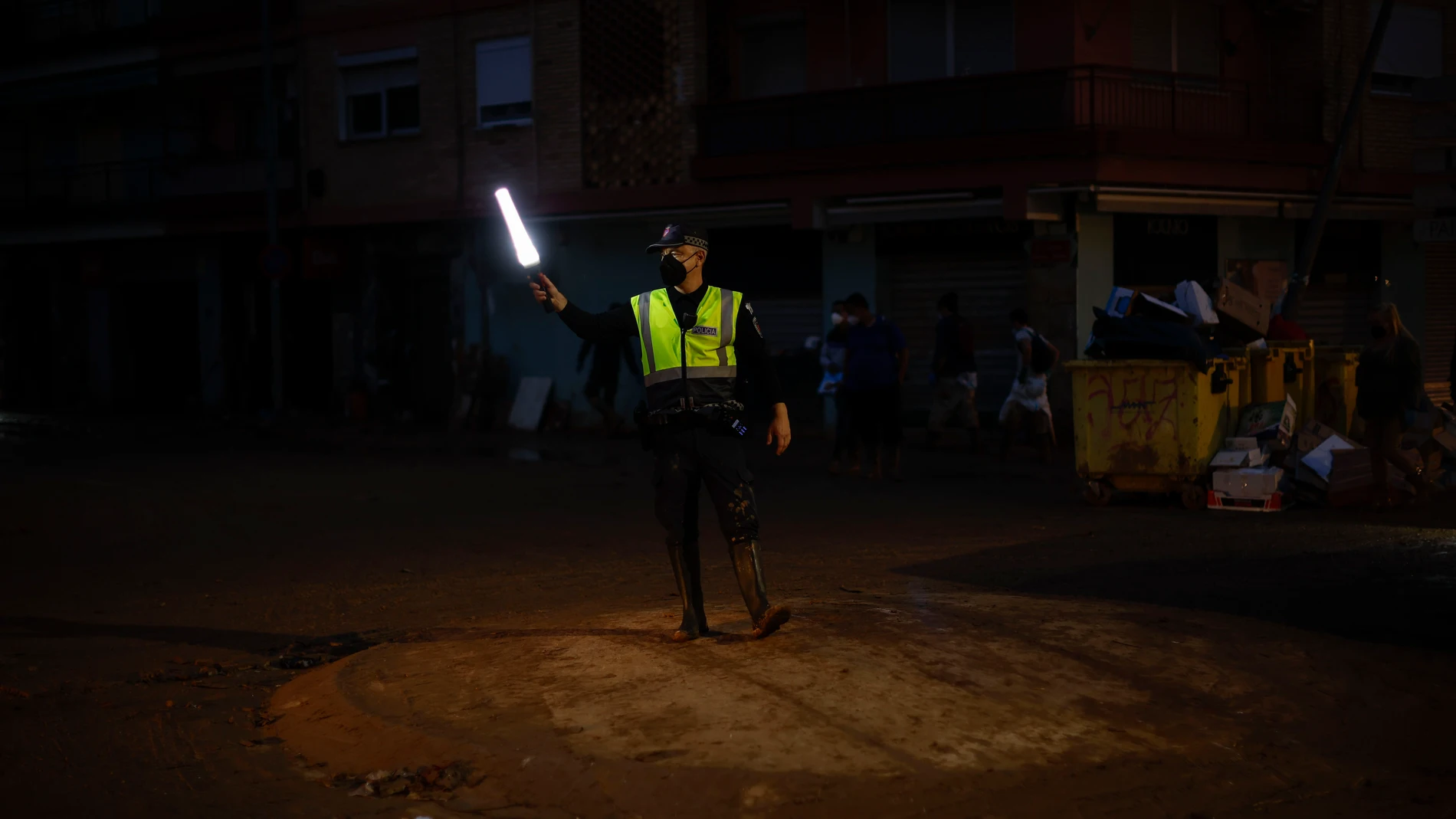 Un policía dirige el tráfico en la localidad de Paiporta días después del paso de la dana