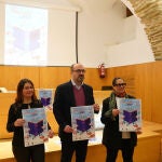 El alcalde de Ponferrada, Marco Morala, junto a la presidenta y la secretaria-tesorera de la Asociación Libreros de Ponferrada, Marta Quiñones (D), y Ana Belén Mauriz (I), durante la presentación de la Feria del Libro
