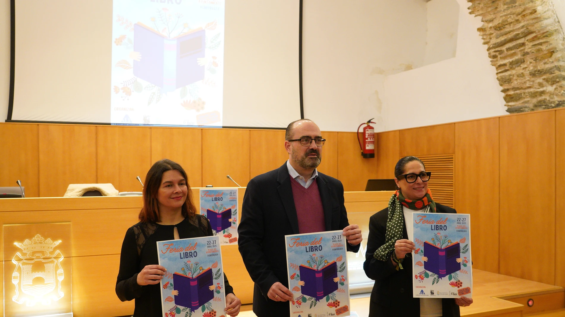 El alcalde de Ponferrada, Marco Morala, junto a la presidenta y la secretaria-tesorera de la Asociación Libreros de Ponferrada, Marta Quiñones (D), y Ana Belén Mauriz (I), durante la presentación de la Feria del Libro