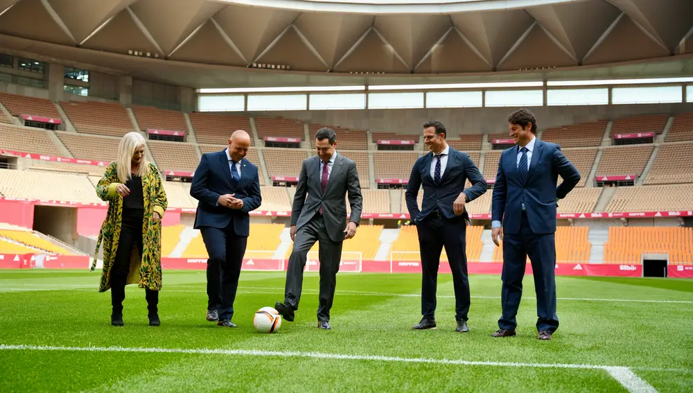Juanma Moreno visita el estadio de la Cartuja tras las obras (Sevilla)
