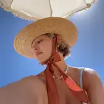 Influencer en la playa.