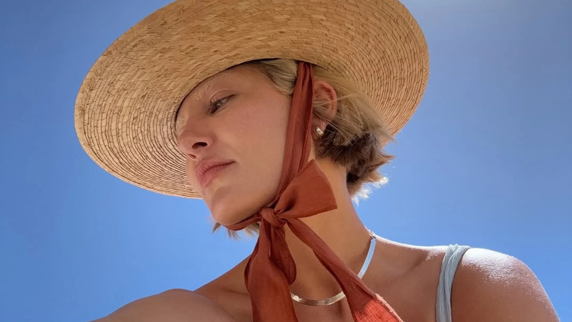 Influencer en la playa.