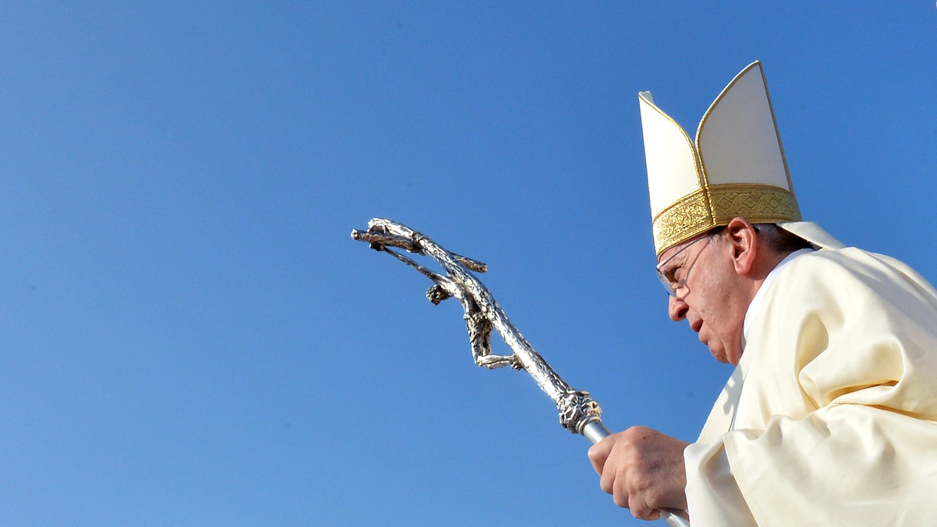 COLOMBO (Sri Lanka), 21/04/2025.- (FILE) Pope Francis arrives to lead the Canonization Mass of Joseph Vaz at Galle Face Green in Colombo, Sri Lanka, 14 January 2015 (reissued 21 April 2025). Pope Francis died on 21 April 2025 at the age of 88, according to the Holy See. Born Jorge Mario Bergoglio in Buenos Aires, Argentina on 17 December 1936, was appointed leader of the Catholic Church on 13 March 2013 succeeding pontiff Emeritus Benedict XVI. (Papa, Santa Sede) EFE/EPA/ETTORE FERRARI