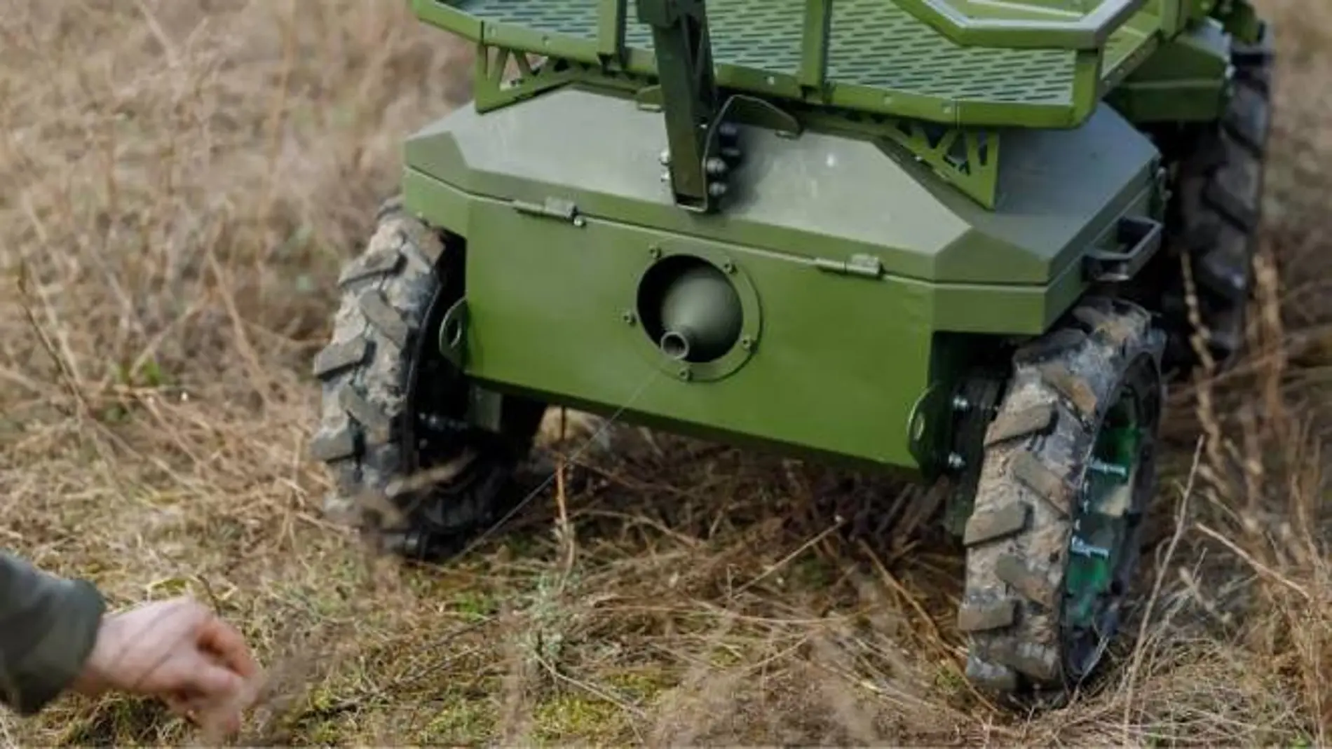 Tras los drones con fibra óptica, llegan a la guerra de Ucrania los drones terrestres también cableados.