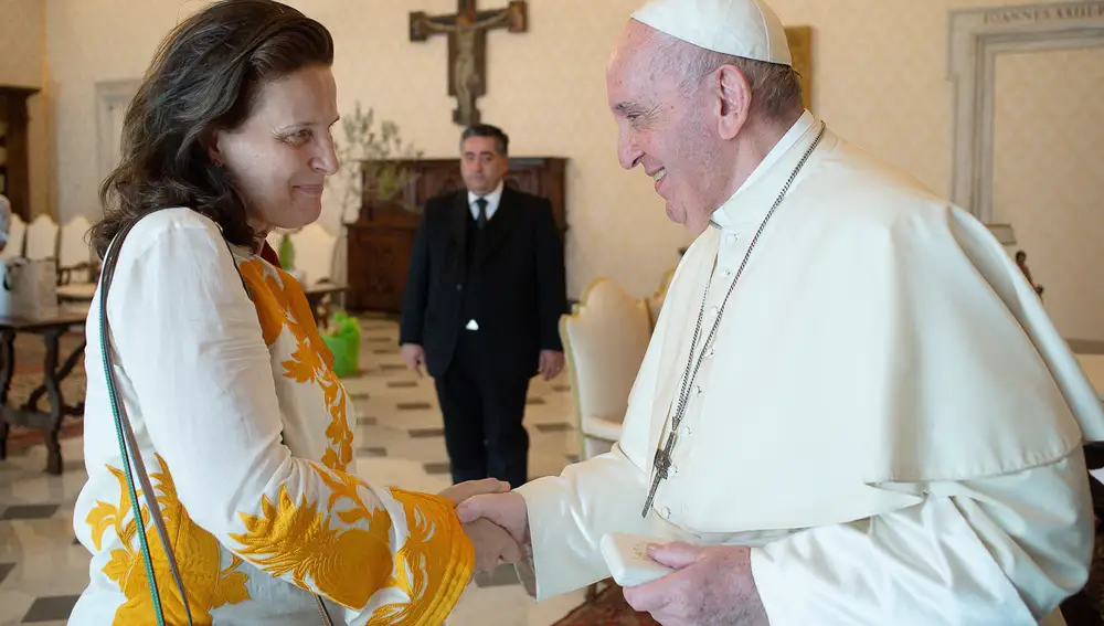 La actriz francesa Juliette Binoche y el Papa Francisco