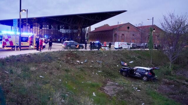 Dos policías heridos en la salida de vía y posterior vuelco de un coche patrulla frente al Palacio de Exposiciones de León