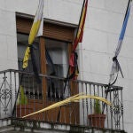 Crespones negros en las banderas del colegio concertado San Ignacio de Ponferrada por el fallecimiento del Papa Francisco