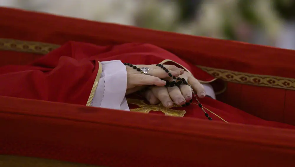 Imagen del cuerpo del Papa durante el rito de confirmación de su fallecimiento, el pasado lunes