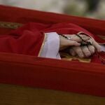 Imagen del cuerpo del Papa durante el rito de confirmación de su fallecimiento, el pasado lunes