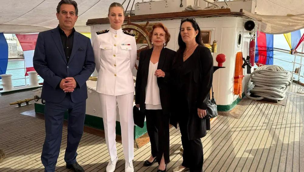 La princesa Leonor se reúne con la viuda e hijos de Vargas Llosa a bordo del Elcano