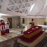 CIUDAD DLE VATICANO, 22/04/2025.- El Vaticano difundió este martes las primeras imágenes del papa Francisco, fallecido este lunes a los 88 años, en el féretro de madera en la capilla de la que fue su residencia, la Casa Santa Marta. El papa descansa sobre un féretro de madera forrado de terciopelo rojo con una casulla purpura y una mitra blanca y en las manos lleva un rosario. EFE/ Francesco Sforza/Dicasterio Para La Comunicación De La Santa Sede SOLO USO EDITORIAL/SOLO DISPONIBLE PARA ILUSTRAR LA NOTICIA QUE ACOMPAÑA (CRÉDITO OBLIGATORIO)