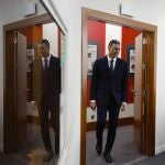 MADRID, 22/04/2025.- El presidente del Gobierno, Pedro Sánchez, momentos antes de su comparecencia tras el Consejo de Ministros de este martes. EFE/Javier Lizón