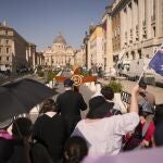 Un grupo de turistas australianos se dirige a la plaza de San Pedro