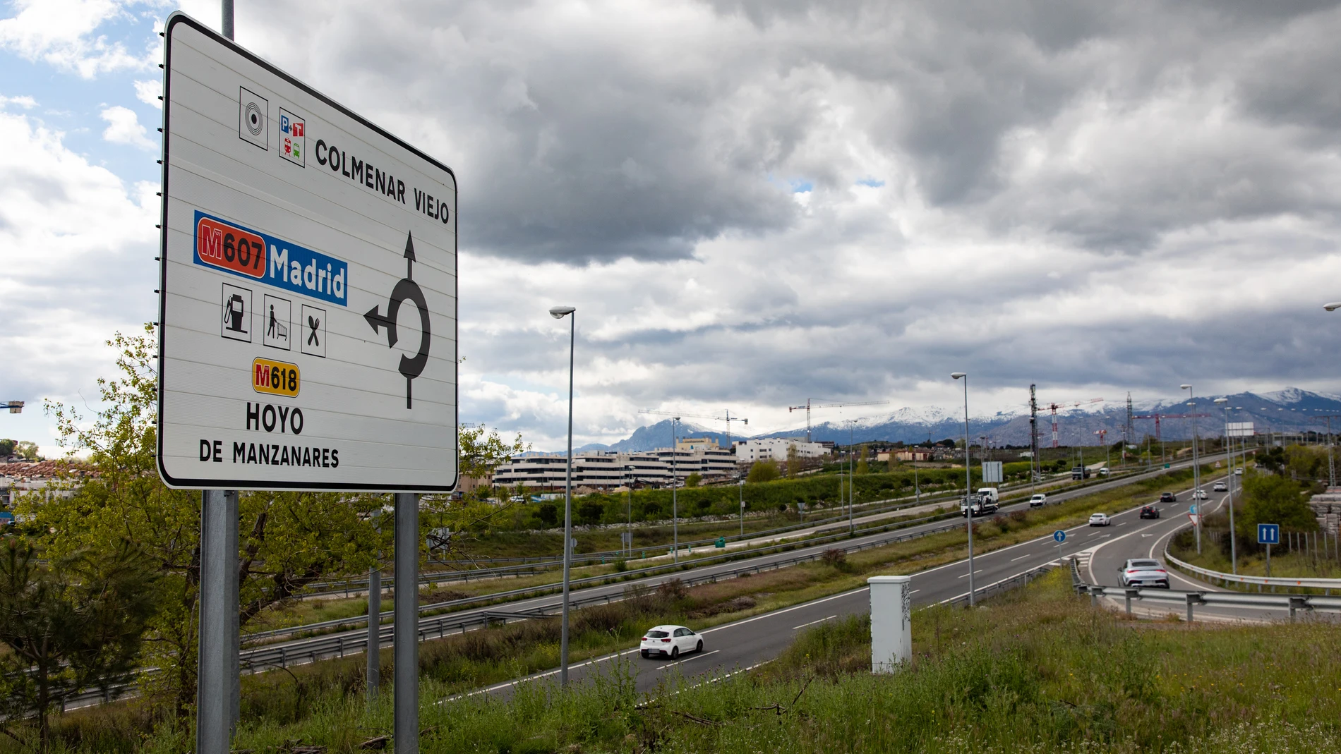 Varios coches en la M-607, a 22 de abril de 2025, en Madrid (España). La M-607, arteria principal que conecta Madrid con Tres Cantos y Colmenar Viejo, arranca oficialmente, mañana 23 de abril, las obras de construcción del tercer carril, una actuación largamente demandada que busca aliviar los atascos diarios que sufren más de 62.000 vehículos. El proyecto, con una duración prevista de 24 meses, se desarrollará en cuatro tramos claramente definidos que afectarán tanto a la movilidad particula...