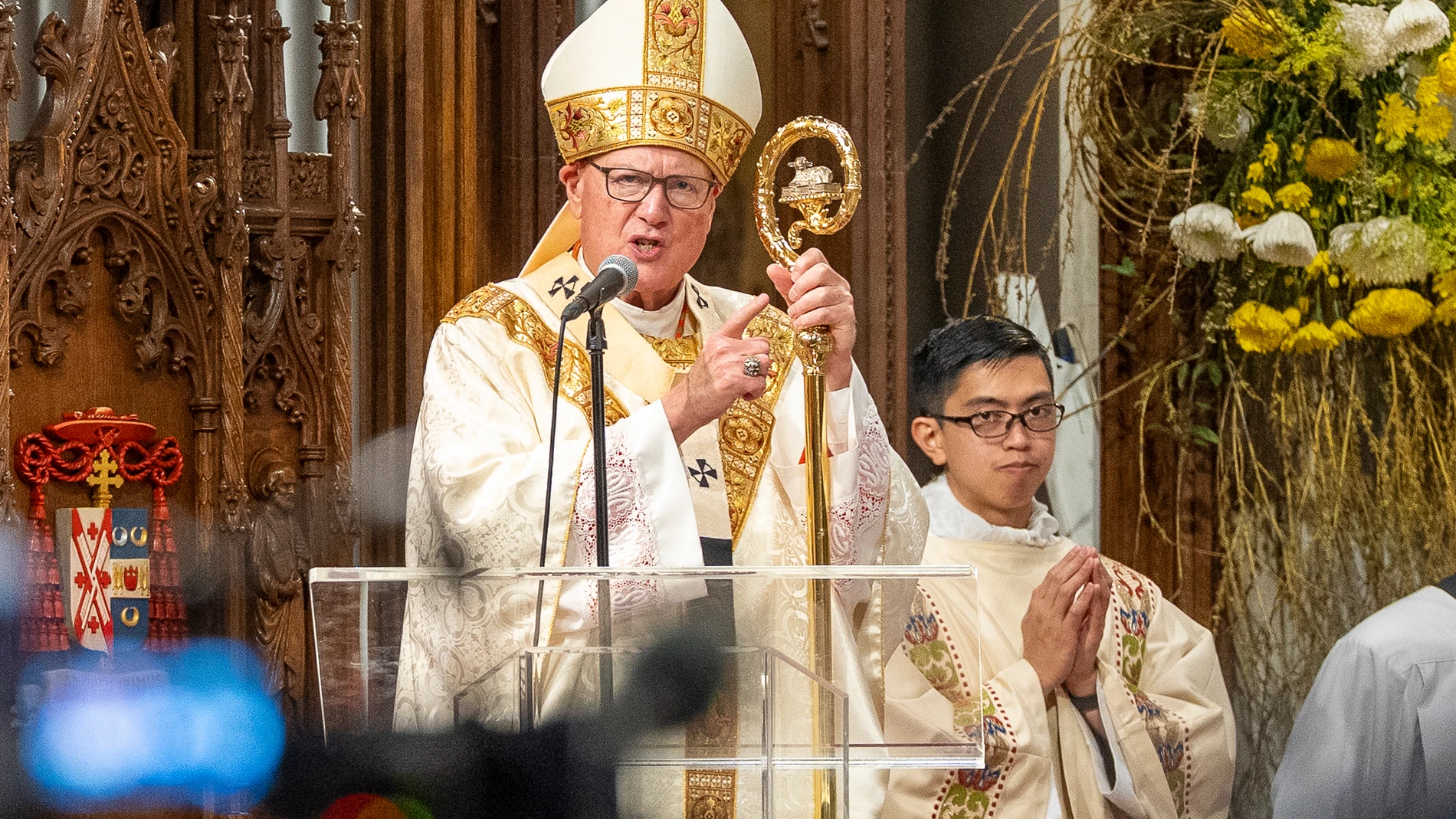 AME1459. NUEVA YORK (ESTADOS UNIDOS), 22/04/2025.- El cardenal Timothy Dolan oficia una misa en honor al papa Francisco este martes, en la catedral de San Patricio en New York (Estados Unidos). EFE/ Ángel Colmenares