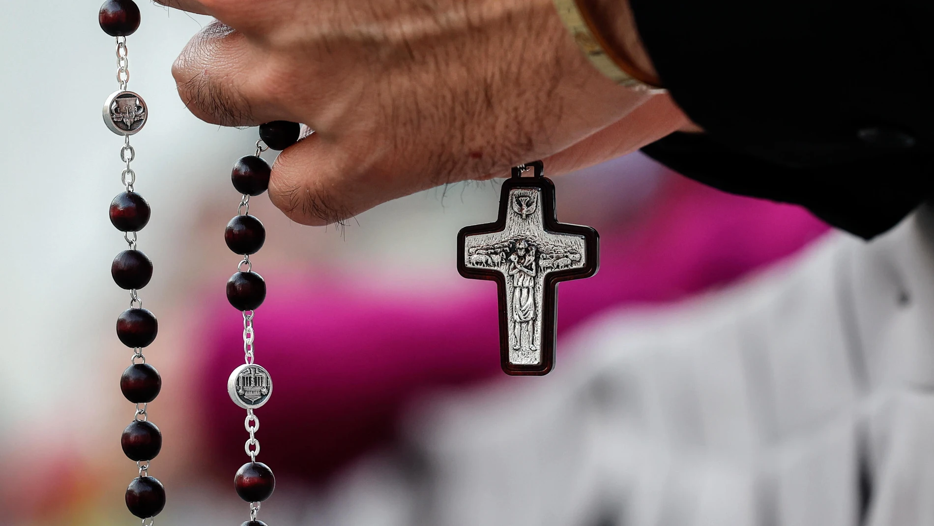 Vatican (Vatican City State (Holy See)), 22/04/2025.- A faithful attends a Rosary prayer in St. Peter's Square following the death of Pope Francis, in Vatican City, 22 April 2025. Pope Francis died on 21 April 2025 at the age of 88, according to the Holy See. (Papa, Santa Sede) EFE/EPA/GIUSEPPE LAMI
