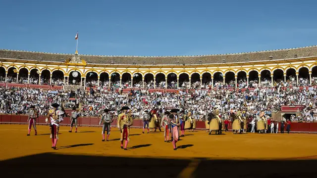Un festejo taurino en la plaza de toros de la Real Maestranza de Caballería de Sevilla Un festejo taurino en la plaza de toros de la Real Maestranza de Caballería de Sevilla