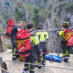 Bomberos del CPB durante el rescate del senderista