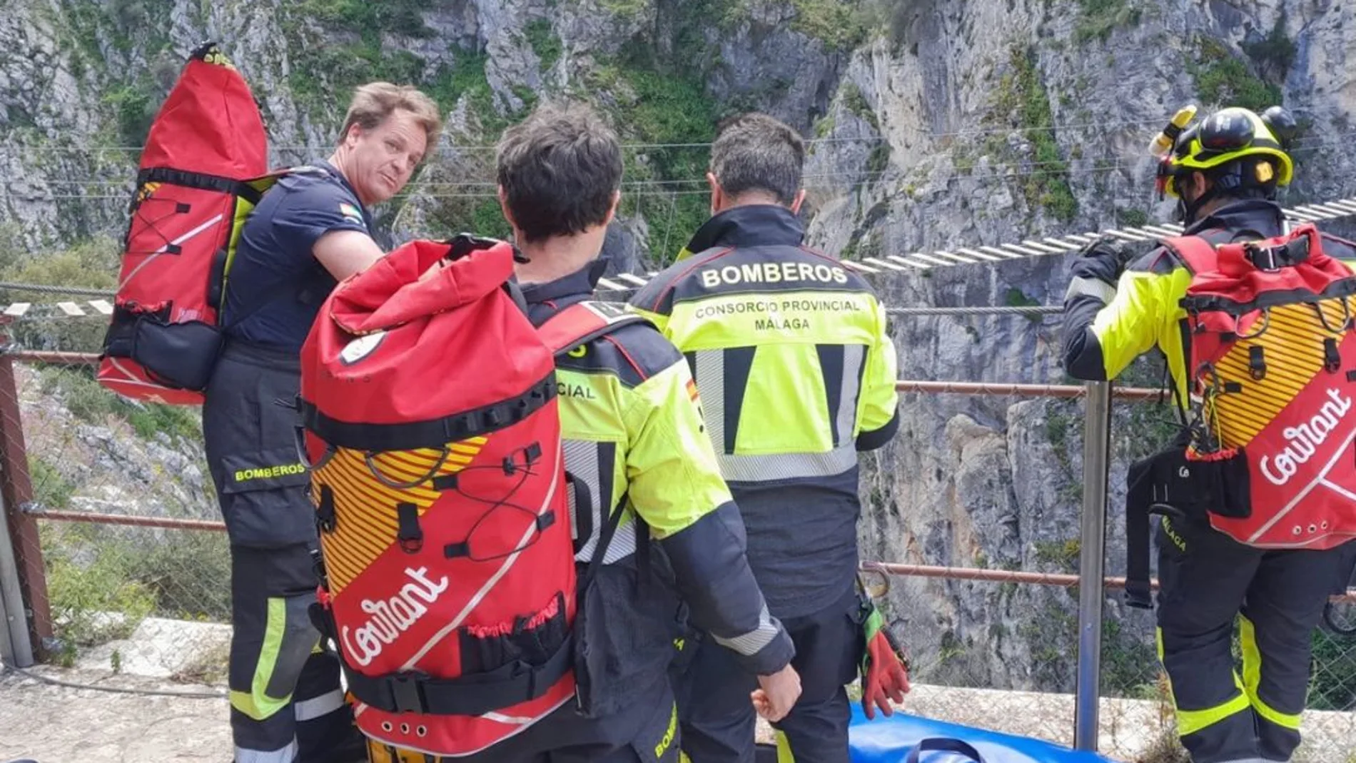 Bomberos del CPB durante el rescate del senderista