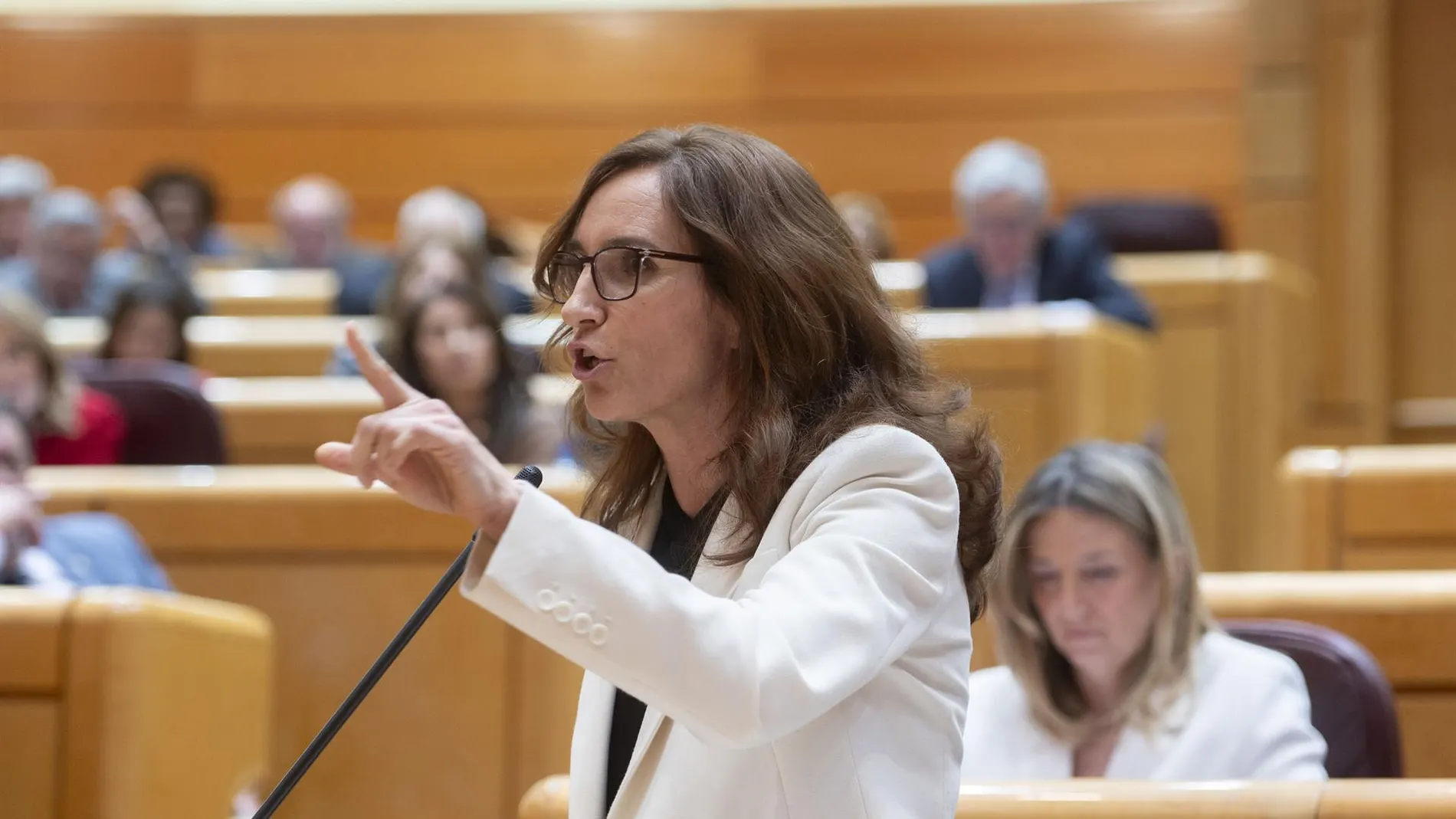 Mónica García se muestra "orgullosa" de su gestión ante el PP y destaca la acogida de 31 niños de Gaza