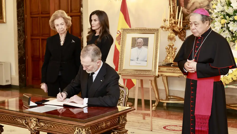 Los Reyes Felipe VI (2d) y Letizia (2i) y la Reina Sofía (1i) firman el libro de condolencias por el Papa Francisco, en la Nunciatura Apostólica, a 22 de abril de 2025, en Madrid (España). El Papa Francisco falleció ayer, 21 de abril, a las 7.35 horas, a la edad de 88 años, en su residencia de la Casa Santa Marta del Vaticano. El Pontífice ha fallecido un día después de su última aparición en público coincidiendo con el Domingo de Resurrección. La Nunciatura Apostólica ha abierto sus puertas a los ciudadanos para que puedan firmar un libro de condolencias por el fallecimiento del Pontífice y mostrar sus condolencias. 22 ABRIL 2025