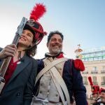 La presidenta de la Comunidad de Madrid, Isabel Díaz Ayuso (i), asiste a la recreación histórica de la defensa del cuartel de Monteleón, en 2023