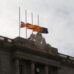 Banderas a media asta en la fachada del Ayuntamiento de Barcelona