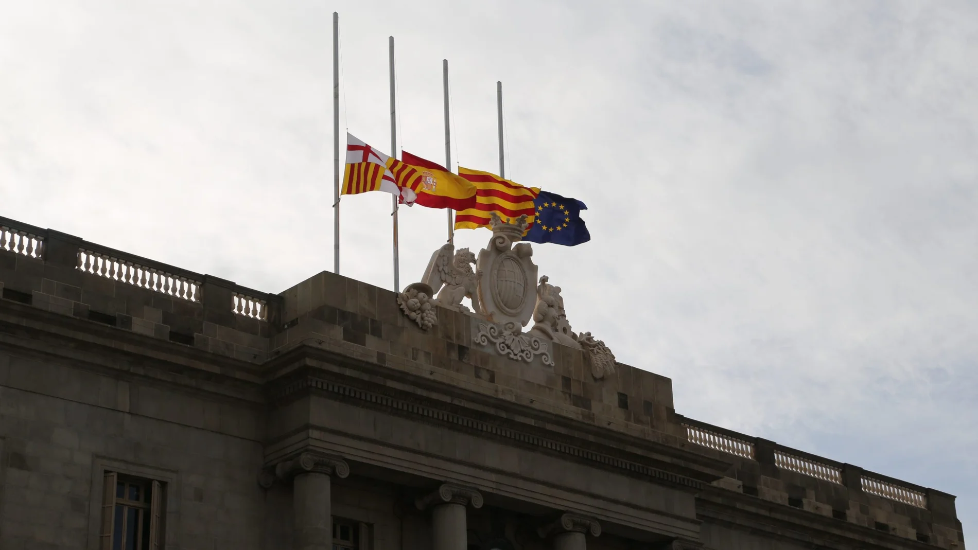 Banderas a media asta en la fachada del Ayuntamiento de Barcelona
