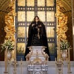 Virgen de la Esperanza de Málaga vestida de luto por la muerte del Papa
