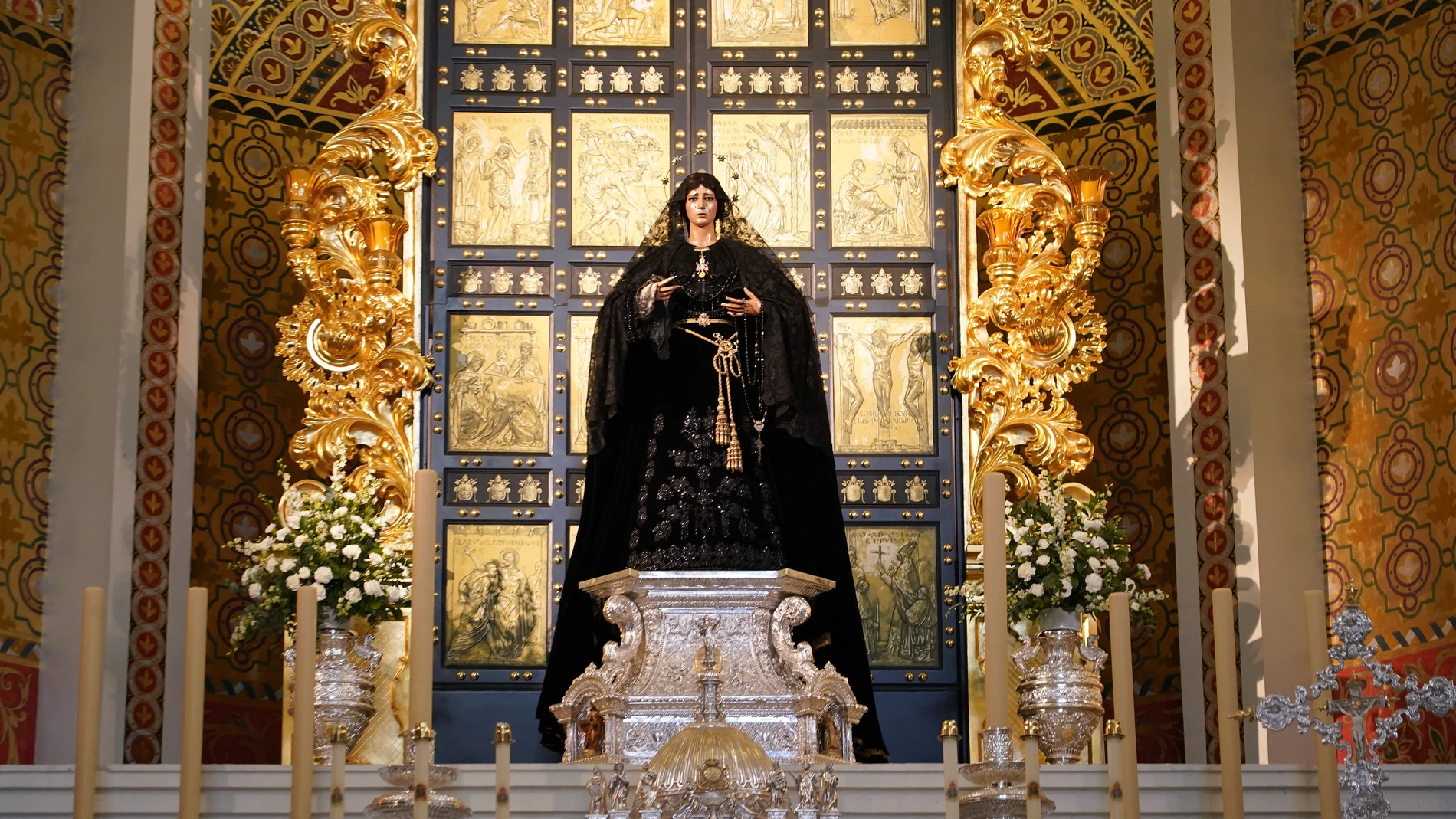 Virgen de la Esperanza de Málaga vestida de luto por la muerte del Papa