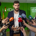 El presidente de VOX en la Región de Murcia, José Ángel Antelo, atiende a los medios de comunicación para infomar de las negociaciones de los presupuestos