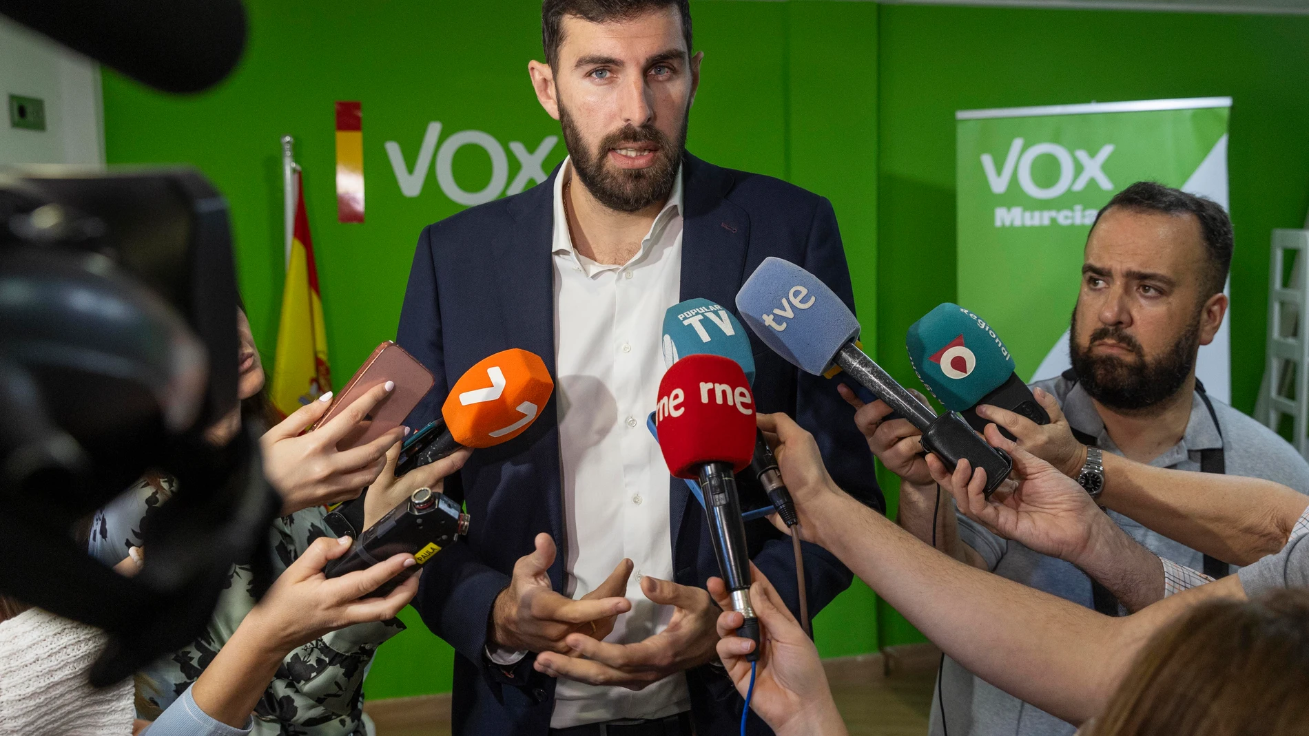 MURCIA, 23/04/2025.- El presidente de VOX en la Región de Murcia, José Ángel Antelo, atiende a los medios de comunicación, este miércoles en la sede VOX de Murcia, para infomar de las negociaciones de los presupuestos de la Comunidad de Murcia. EFE/Marcial Guillén