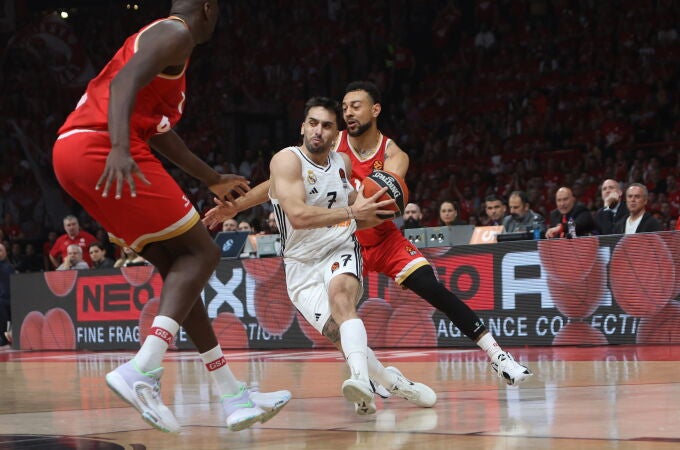 Campazzo intenta sortear la defensa de Williams-Goss y Fall