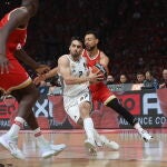 Campazzo intenta sortear la defensa de Williams-Goss y Fall