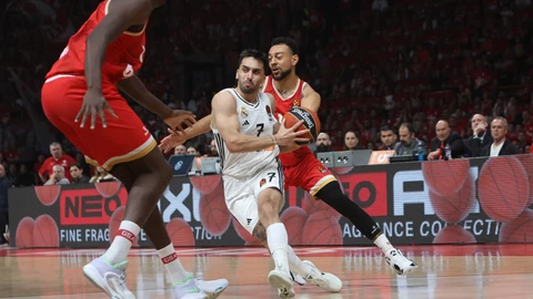 Campazzo intenta sortear la defensa de Williams-Goss y Fall