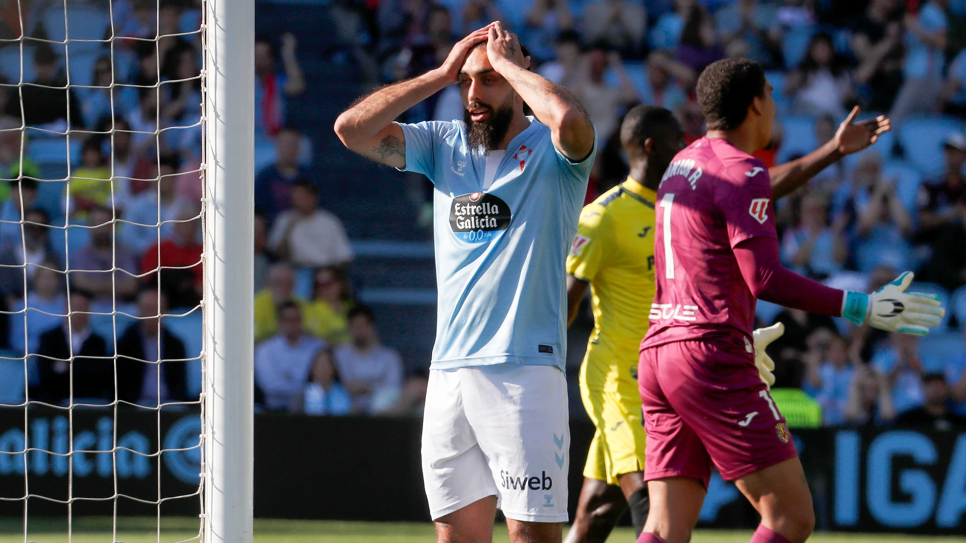 VIGO (PONTEVEDRA), 23/04/2025.- El delantero del Celta Borja Iglesias (i) se lamenta tras una ocasión fallada en el partido de LaLiga entre el Celta y el Villarreal, este miércoles en el estadio de Balaídos, en Vigo. EFE / Salvador Sas